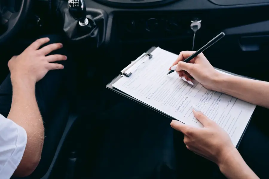 Targa, telaio e intestatario: leggere le incongruenze nei documenti di un’auto