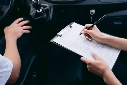 Targa, telaio e intestatario: leggere le incongruenze nei documenti di un’auto
