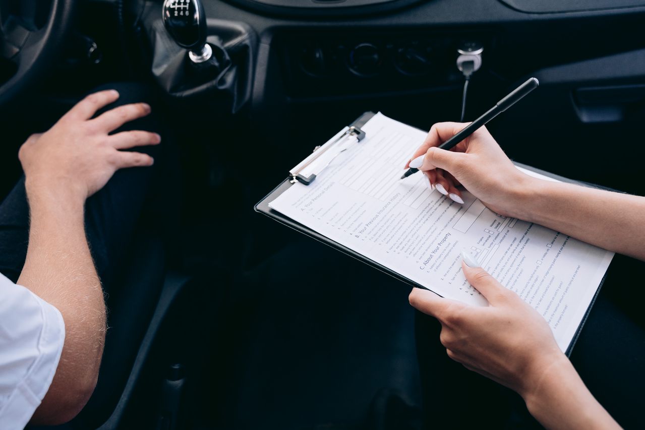 Targa, telaio e intestatario: leggere le incongruenze nei documenti di un’auto